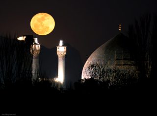 FullMoon_Moghtaderi (طلوع ماه بر فراز مسجد)