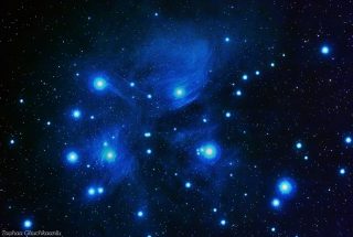 Pleiades_Ghuchkaanlu (ستاره‌های خوشه پروین در بین ابرها)