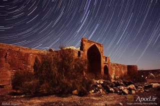 Startrails_asgari (رقص ستاره‌ها بر بام کاروانسرای قصر بهرام)